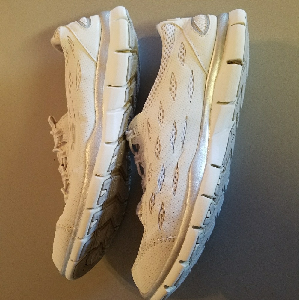 ✔SOLD on Ⓜ✔ Skechers tennis shoes - Picture 3 of 6